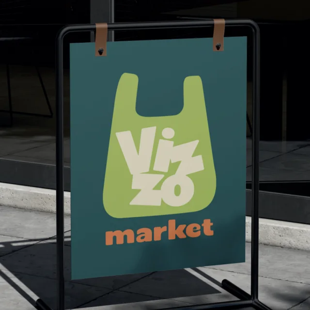 Cavalete com a marca Vizzo Market na calçada de uma loja