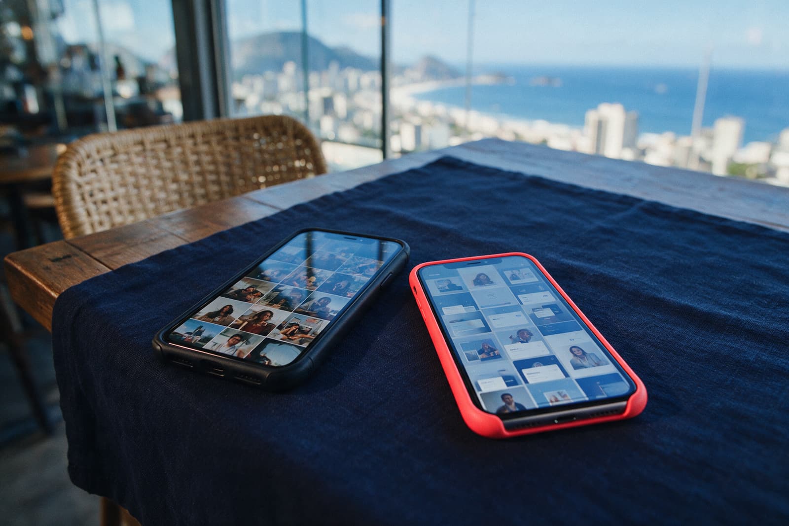 Dois celulares lado a lado sobre linho escuro, um com grade de fotos pessoais e outro com perfil profissional